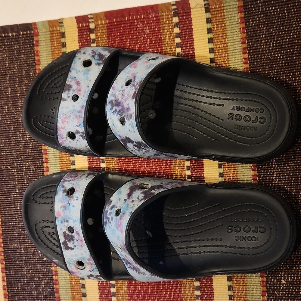 crocs tie dye sandals men's size 5 women's size 7